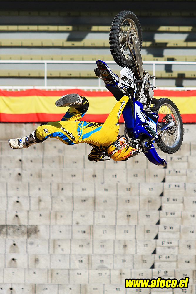 11redbull_xfighters_048.JPG - 048 - Javier Villegas - seat grab indian air flip