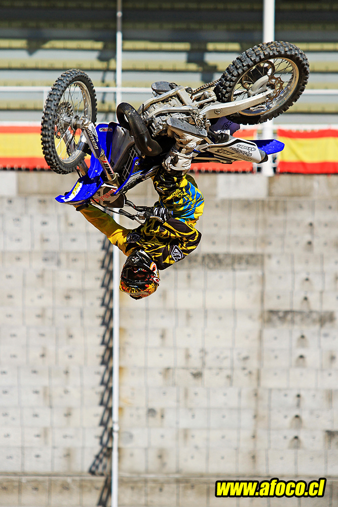 11redbull_xfighters_049.JPG - 049 - Javier Villegas - under flip