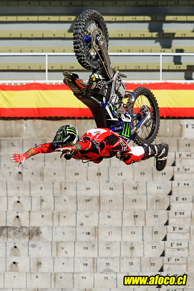 11redbull_xfighters_050.JPG - 050 - Adam Jones - lazy boy flip