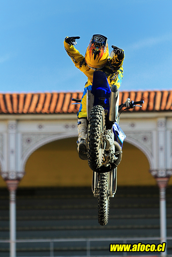 11redbull_xfighters_063.JPG - 063 - Javier Villegas - no handed candy bar