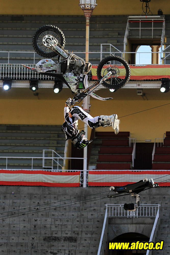 11redbull_xfighters_065.JPG - 065 - Andre Villa - bar hop flip