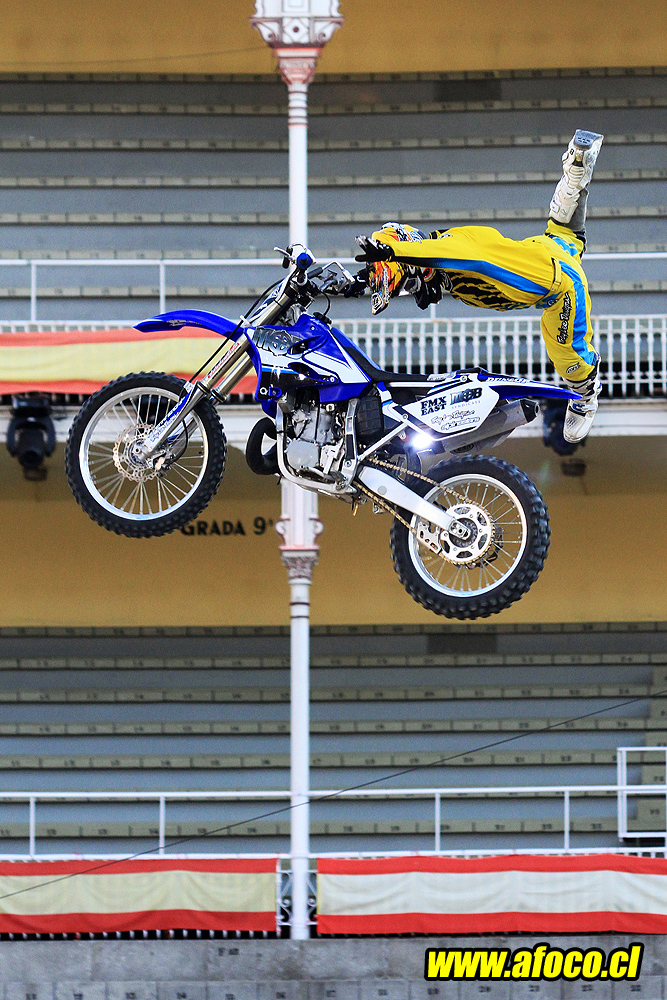 11redbull_xfighters_066.JPG - 066 - Javier Villegas - one handed super can