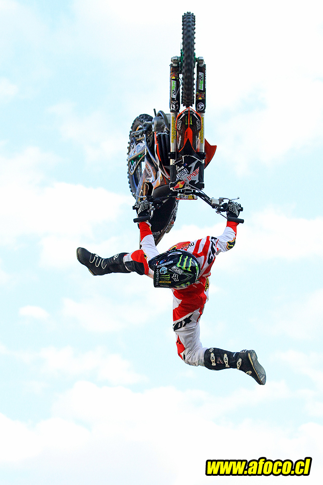11redbull_xfighters_069.JPG - 069 - Biake "Bilko" Williams - indian air flip