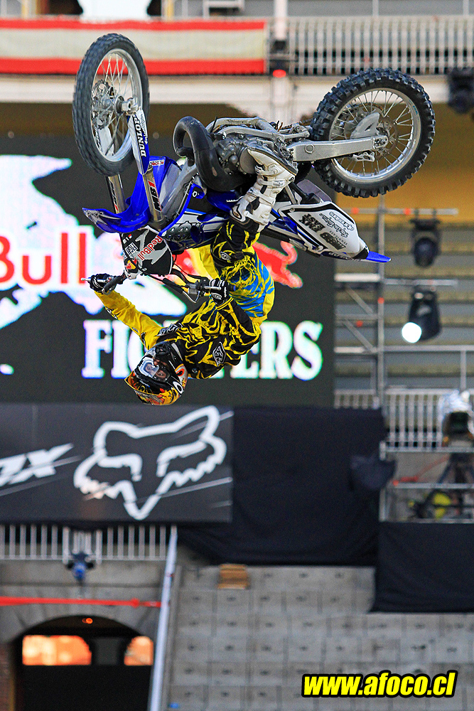 11redbull_xfighters_075.JPG - 075 - Javier Villegas - under flip