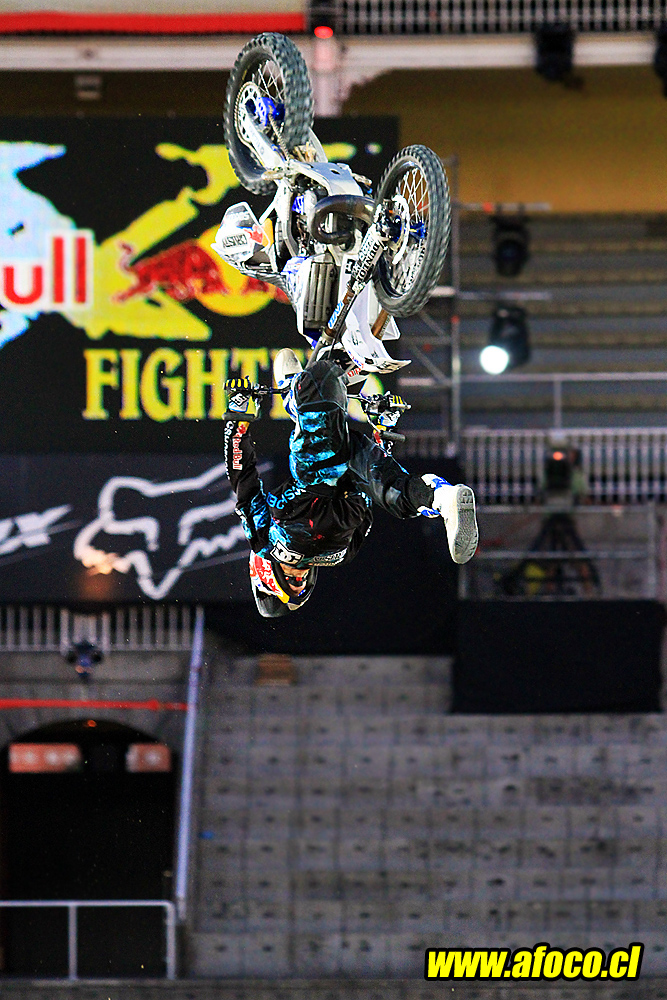 11redbull_xfighters_082.JPG - 082 - Robbie "Maddo" Maddison - stripper flip